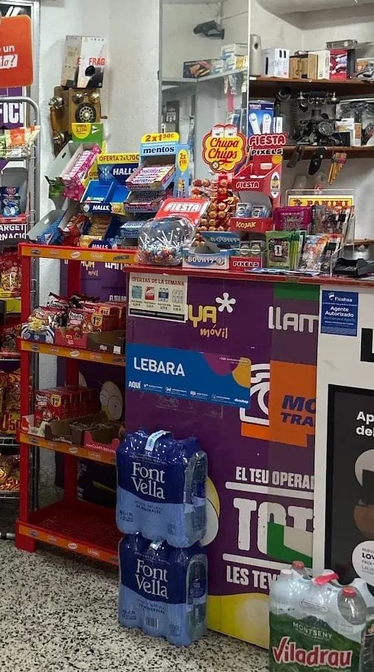 El taulell de Tienda Ouassim, amb els cartells de les companyies de recàrregues i la caixa